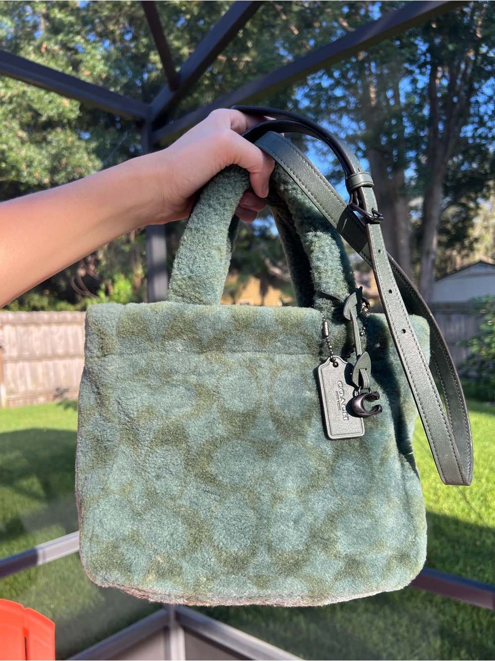 Coach Tote bag 22 in Signature Shearling Green - Fuzzy coach purse